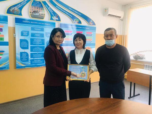 Тәуелсіздік күні қарсаңында мұғалімдерді марапаттау