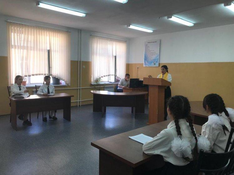 "Классикалық киім үлгісін талап ету орынды ма?" тақырыбында 8 сынып оқушыларымен дебат өткізілді.